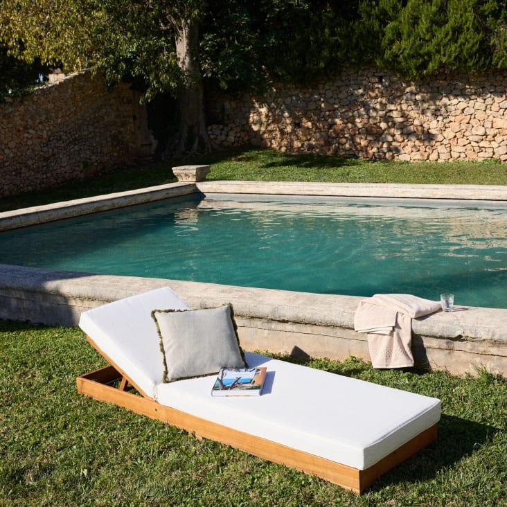 Maisons du Monde Tossa - Tumbona con ruedas de madera maciza de acacia y cojines crudos de poliéster reciclado Libre de impuestos